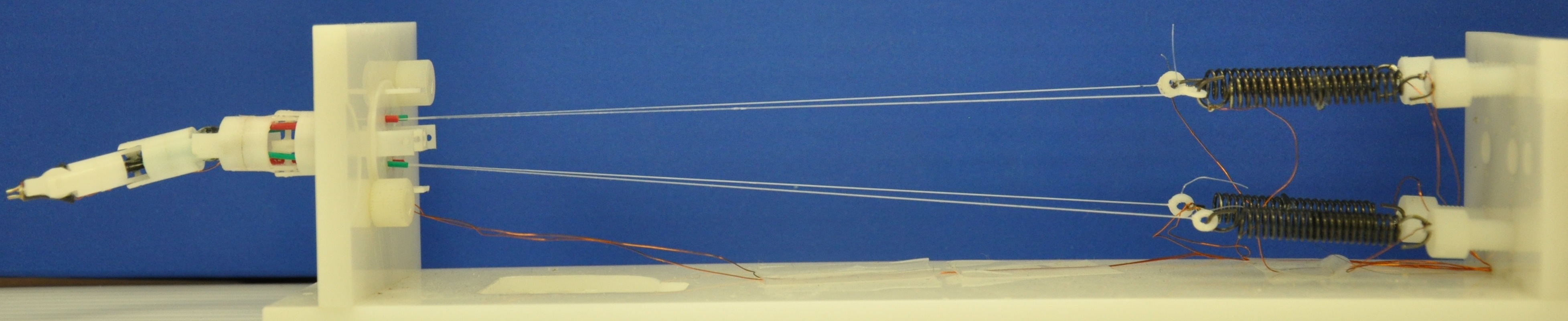 robotul foloseşte acest sistem de scripeţi şi arcuri pentru a se putea deplasa