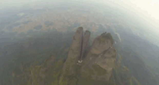 Cascadoria care îţi taie respiraţia: cu 200 de kilometri la oră printr-o crăpătură în munte