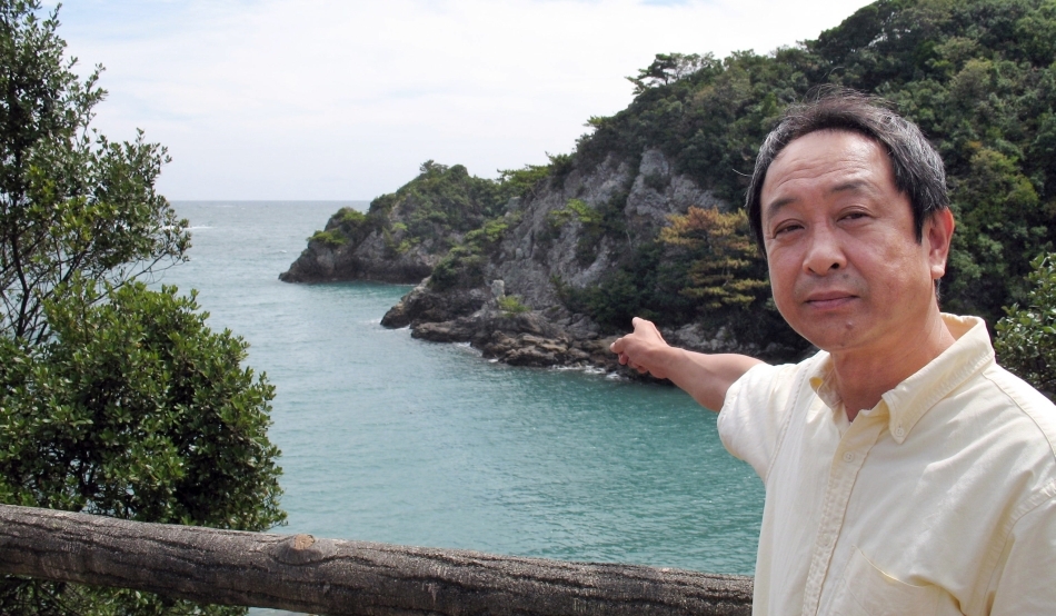 Hisato Ryono indicând spre locul unde sunt ucise animalele