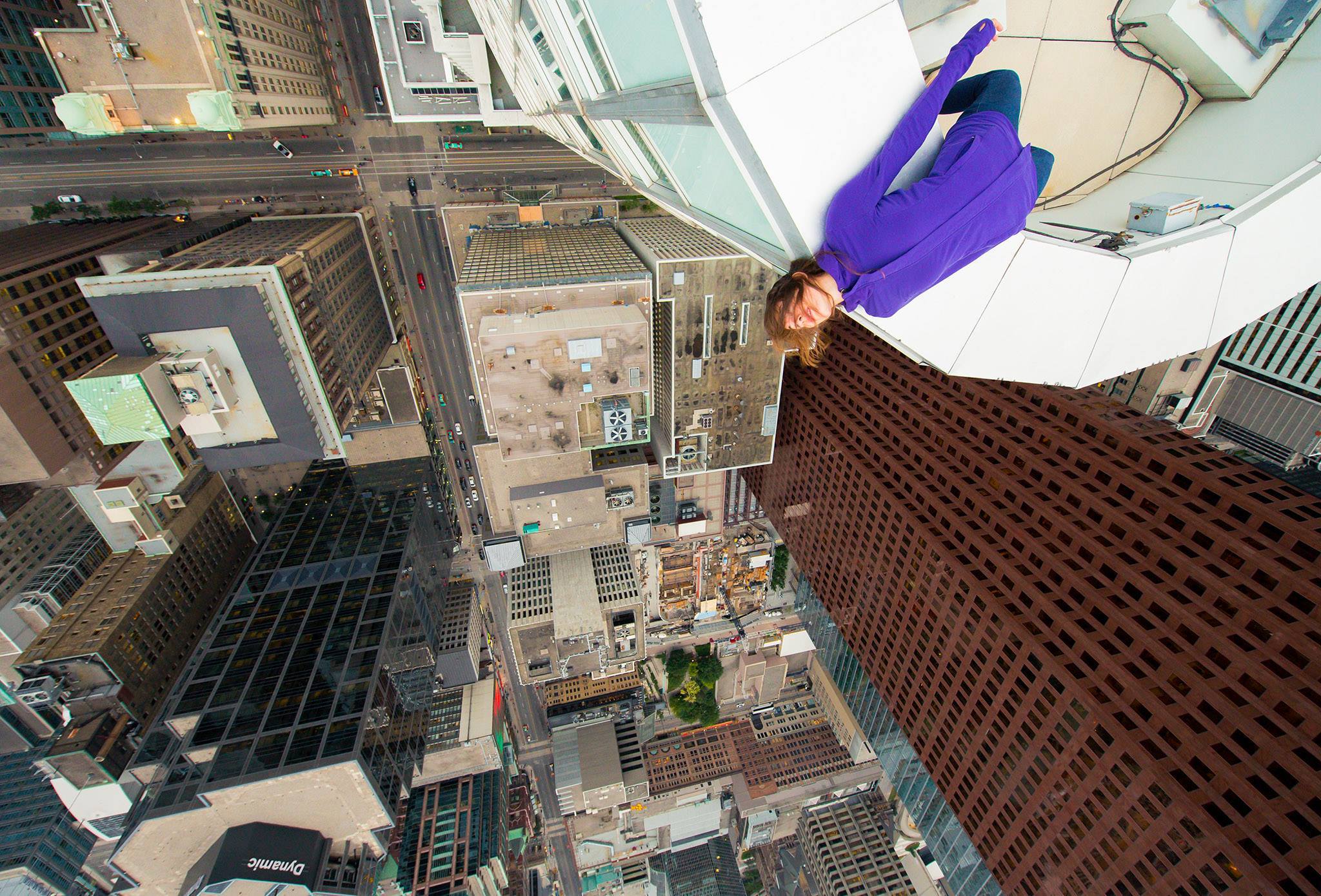 Oraşul văzut de la 300 de metri înălţime: imagini spectaculoase şi curajul nebunesc al unui fotograf