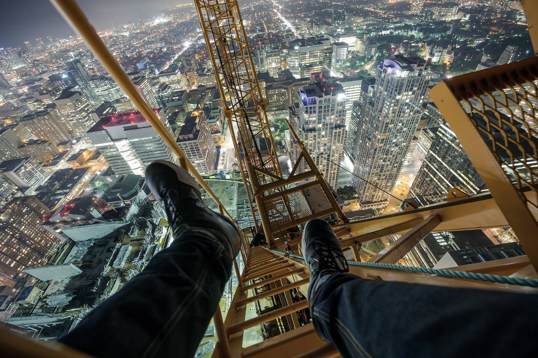 Oraşul văzut de la 300 de metri înălţime: imagini spectaculoase şi curajul nebunesc al unui fotograf