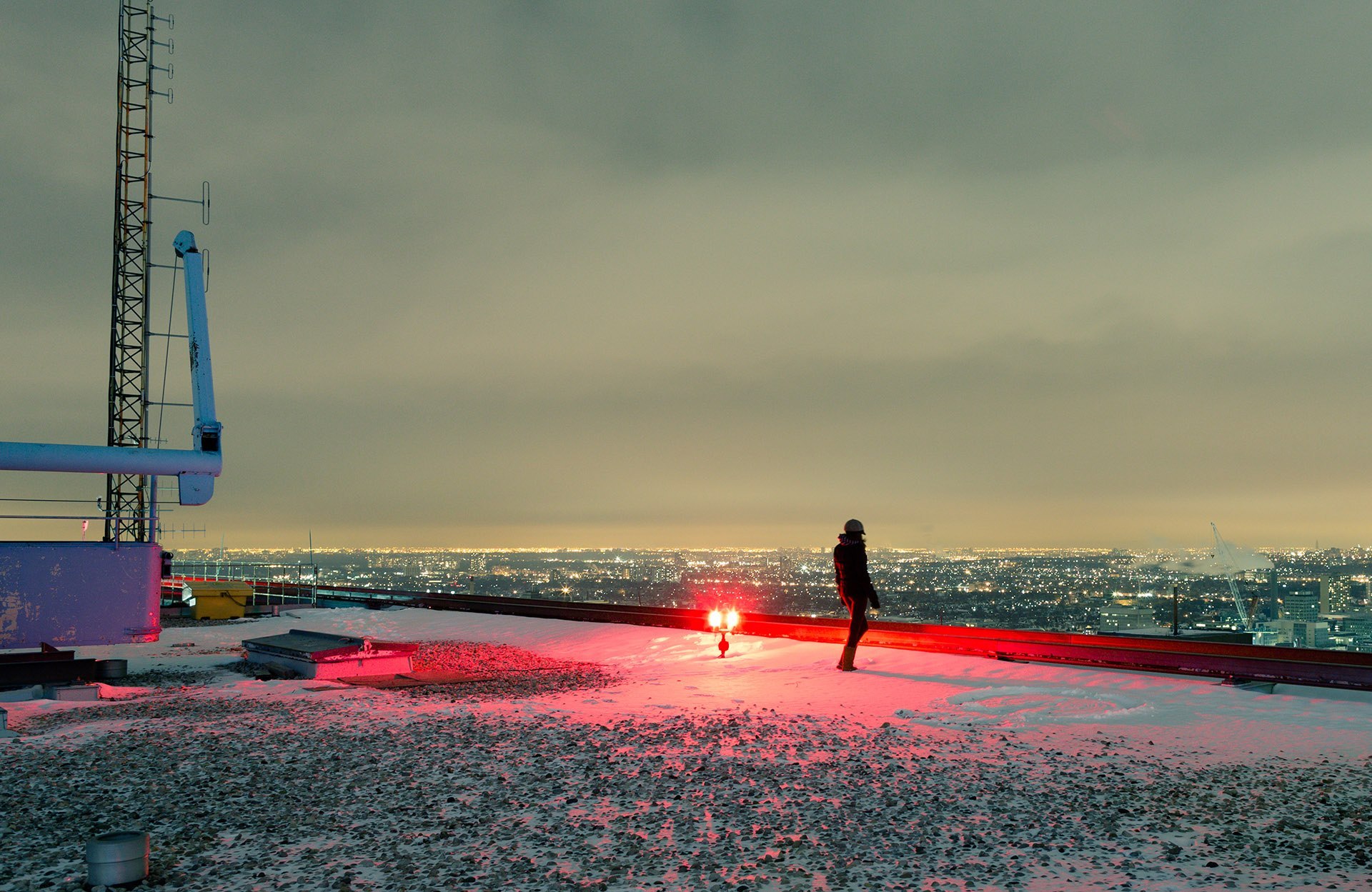 Oraşul văzut de la 300 de metri înălţime: imagini spectaculoase şi curajul nebunesc al unui fotograf