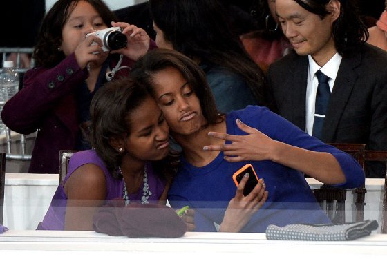 Malia şi Sasha Obama au fost surprinse în timp ce realizau un „selfie” la inaugurarea preşedintelui Obama