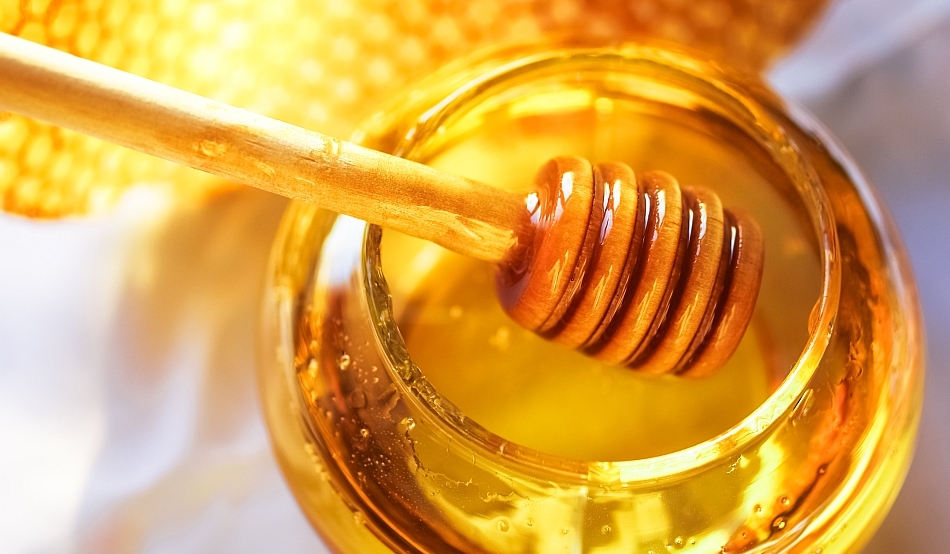 Folosiţi miere pentru a îndulci ceaiul şi cafeaua, şi chiar la gătit - mierea este de două ori mai dulce decât zahărul, aşadar înjumătăţiţi cantităţile.