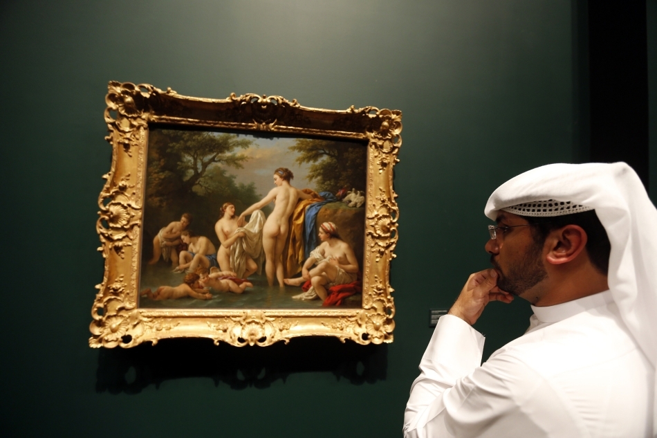 Un vizitator admiră „Venus şi nimfele îmbăindu-se”, de t Louis Jean-Francois Lagrenee, unul din cele 130 de opere de artă de la Muzeul Luvru Abu Dhabi