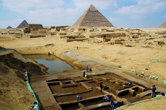 Marea surpriză de lângă piramide: arheologii au făcut descoperiri neaşteptate în Giza?