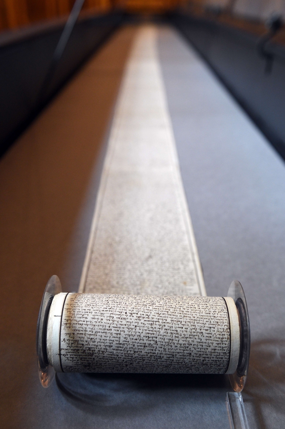 În 1785, temându-se că opera îi va fi confiscată, marchizul de Sade şi-a copiat însemnările, scrise cu litere minuscule şi foarte apropiate, pe ambele feţe ale unui rulou de hârtie pânzată lung de 12 metri, compus din foi cu lăţimea de 11,5 centimetri, unite unele de altele, pe care l-a ascuns în zidul celulei sale.