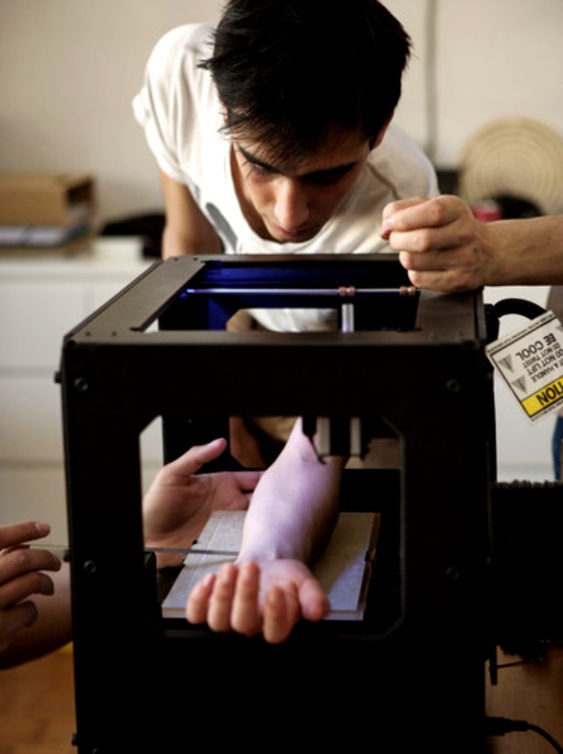 Robotul „tatuator” a fost realizat prin „încrucişarea” unei imprimante 3D cu un aparat de tatuat