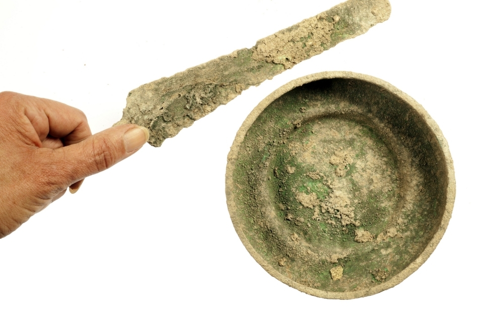 Pumnalul de bronz şi farfurioara