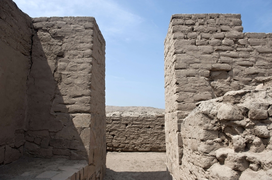 Un drum din situl arheologic Pachacamac. Ruta pelerinilor, un drum de 1250 de metri ce duce la Pachacamac, cel mai mare templu prehispanic de pe coasta peruviană, este cea mai nouă atracţie arheologică din zona Pachacamac