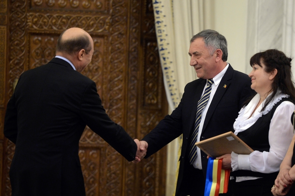 Preşedintele Traian Băsescu da mâna cu directorul liceului 