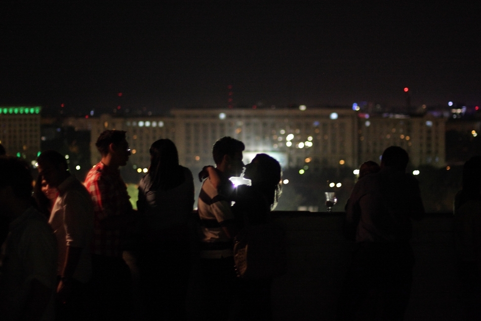 Doi tineri se îmbrăţişează, pe terasă Muzeului Naţional de Artă Contemporană din Bucureşti, în timpul evenimentului Noaptea Albă a Muzeelor, sâmbătă 18 mai 2013
