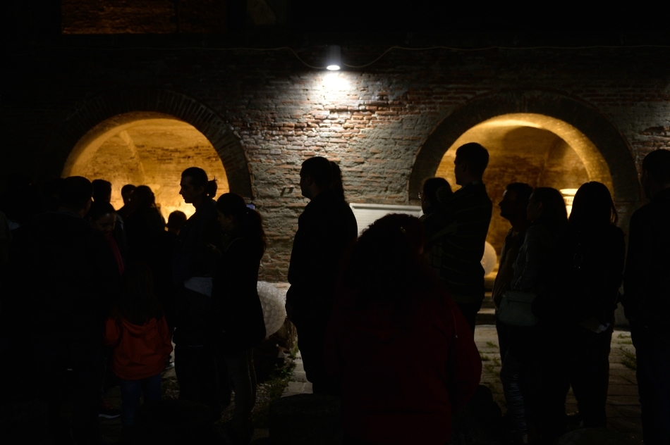 Persoane stau la rând pentru a intră la muzeul Curtea Veche, în cadrul Nopţii Albe a Muzeelor, în Bucureşti, sâmbătă, 17 mai 2014.
