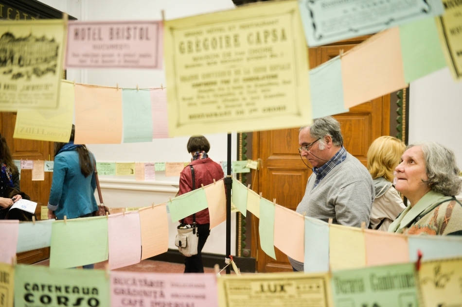 Mai multe persoane vizitează o expoziţie în Şcoală Centrală, în cadrul Nopţii Albe a Muzeelor, în Bucureşti, sâmbătă, 17 mai 2014. 