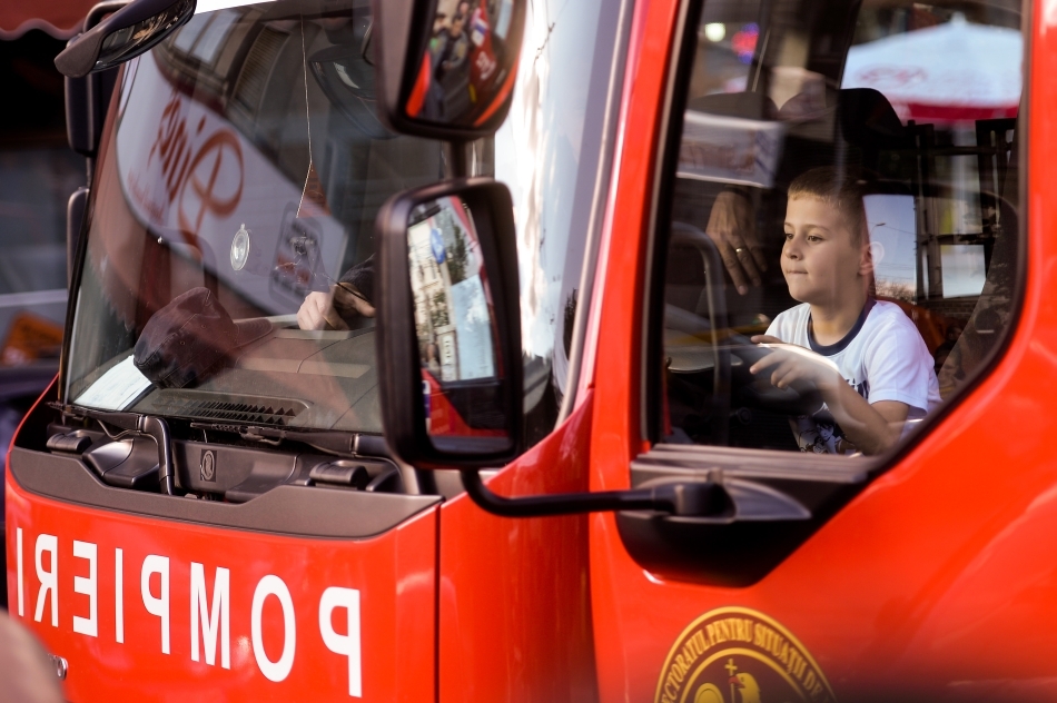Copii vizitează o maşină de pompieri din faţă Foişorului de Foc, în cadrul Nopţii Albe a Muzeelor, în Bucureşti, sâmbătă 17 mai 2014. 