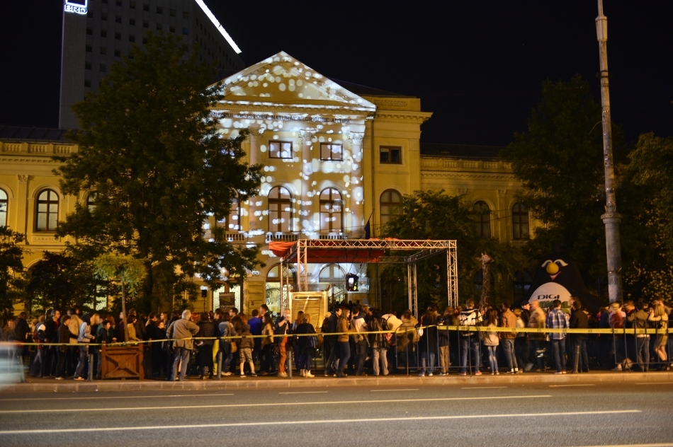 Oameni vizitează Muzeul Naţional de Istorie Naturală “Grigore Antipa”, cu ocazia evenimentului Noaptea Muzeelor, în Bucureşti, sâmbătă, 17 mai 2014. Anul acesta, în România, la Noaptea Muzeelor participa peste 150 de instituţii muzeale şi organizaţii de cultură şi educaţie din aproximativ 50 de localităţi.