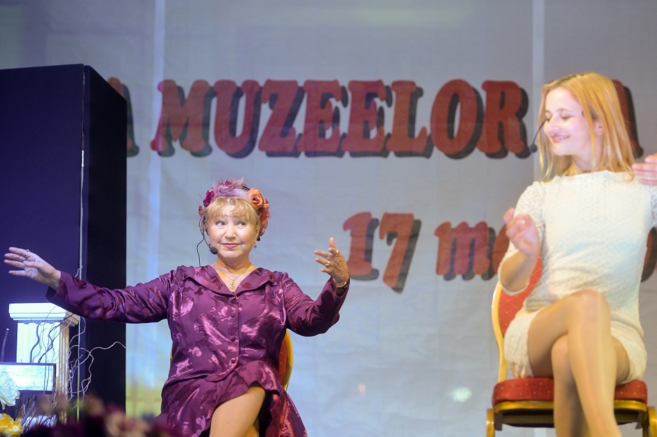 Rodica Popescu Bitănescu interpretează un rol în piesă 