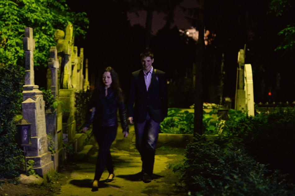 Un cuplu se plimbă pe o alee din Cimitirul Bellu, în cadrul Nopţii Albe a Muzeelor, în Bucureşti, sâmbătă, 17 mai 2014.