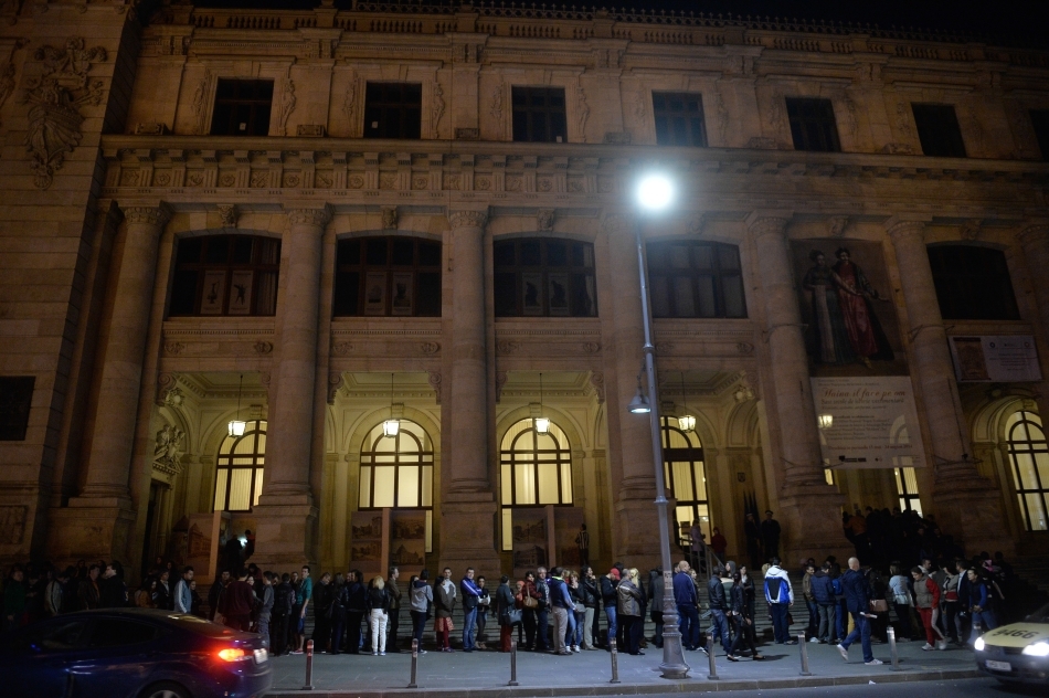 Persoane stau la rând pentru a intră la Muzeul Naţional de Istorie a României, în cadrul Nopţii Albe a Muzeelor, în Bucureşti, sâmbătă, 17 mai 2014.