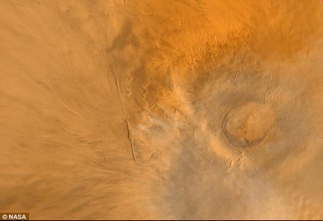 Urme lăsate de lavă şi de topirea gheţarilor pe vulcanul Arsia Mons