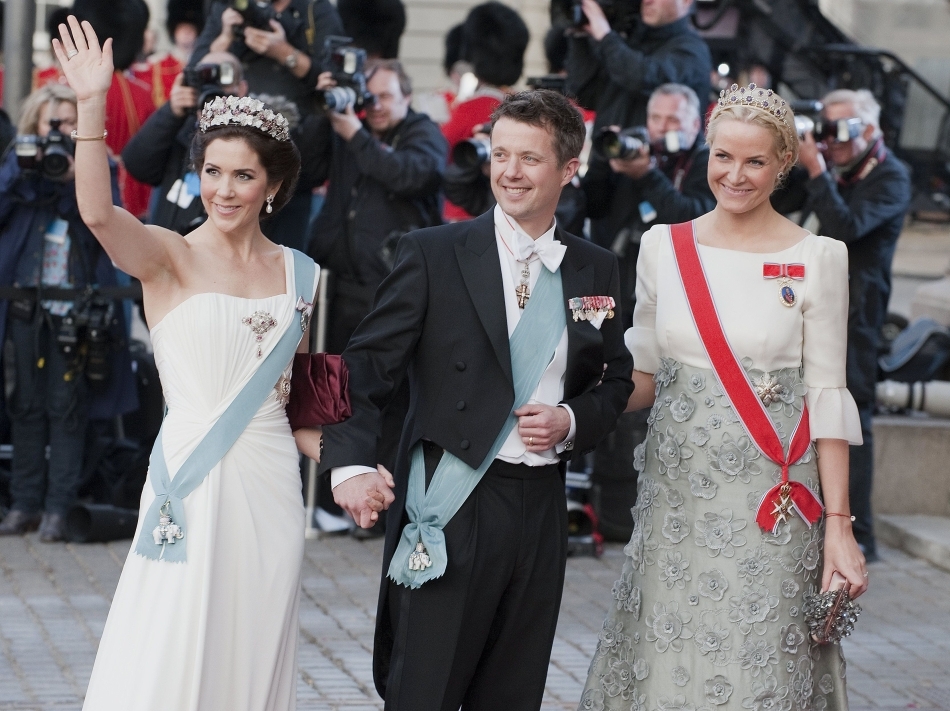 În centru, prinţul moştenitor Frederik