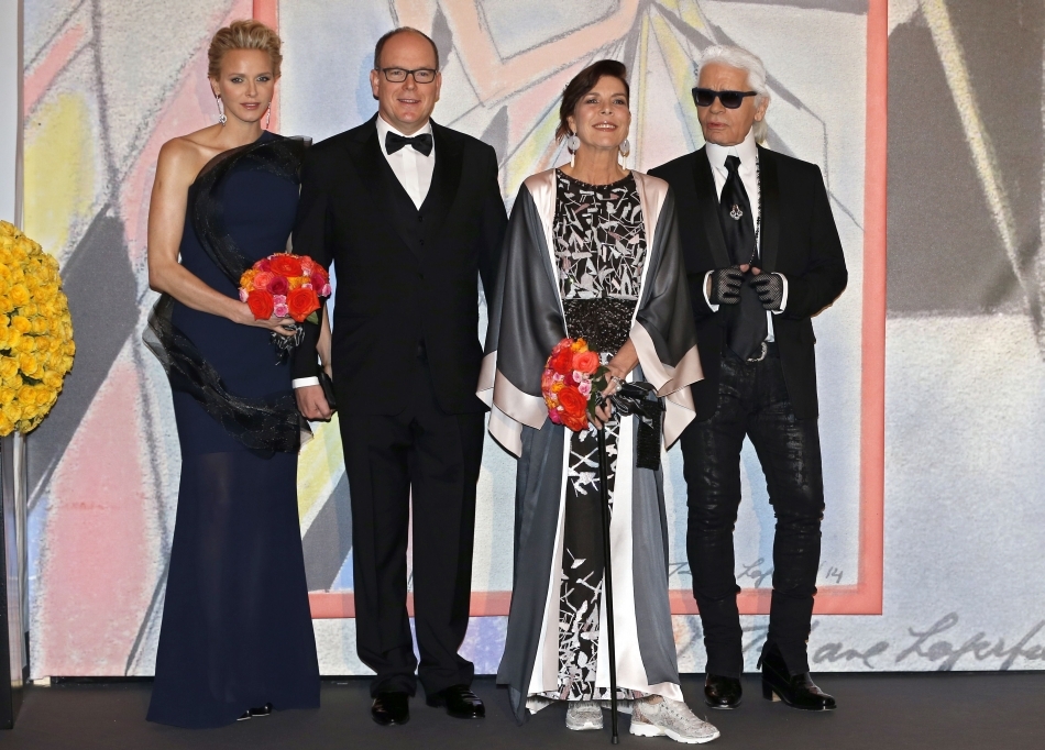 Prinţesa Charlène, Prinţul Albert al II-lea, Prinţesa Caroline şi Karl Lagerfeld