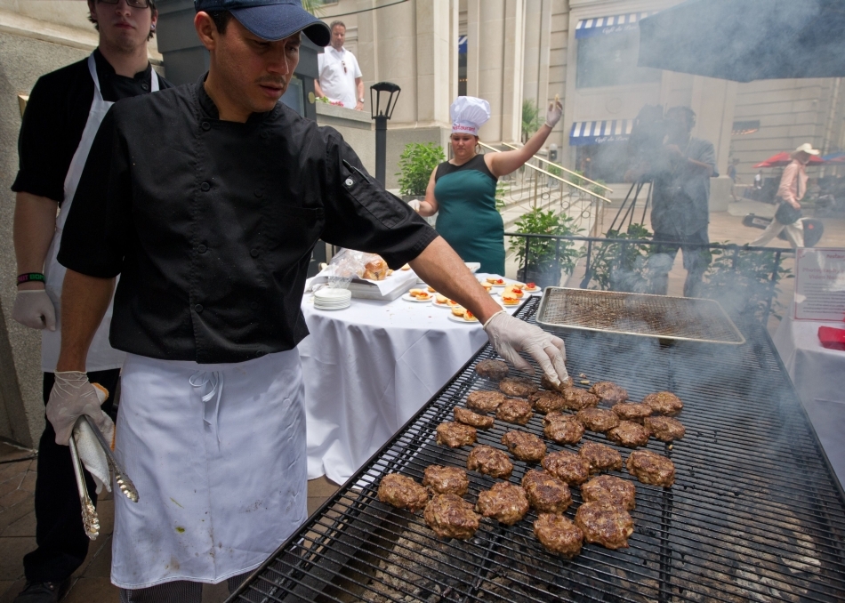 Un bucătar prepară hamburgeri cu lăcuste