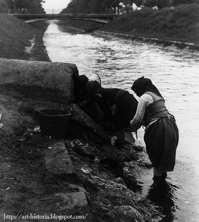 Femeile spălau rufele în apa Dâmboviţei
