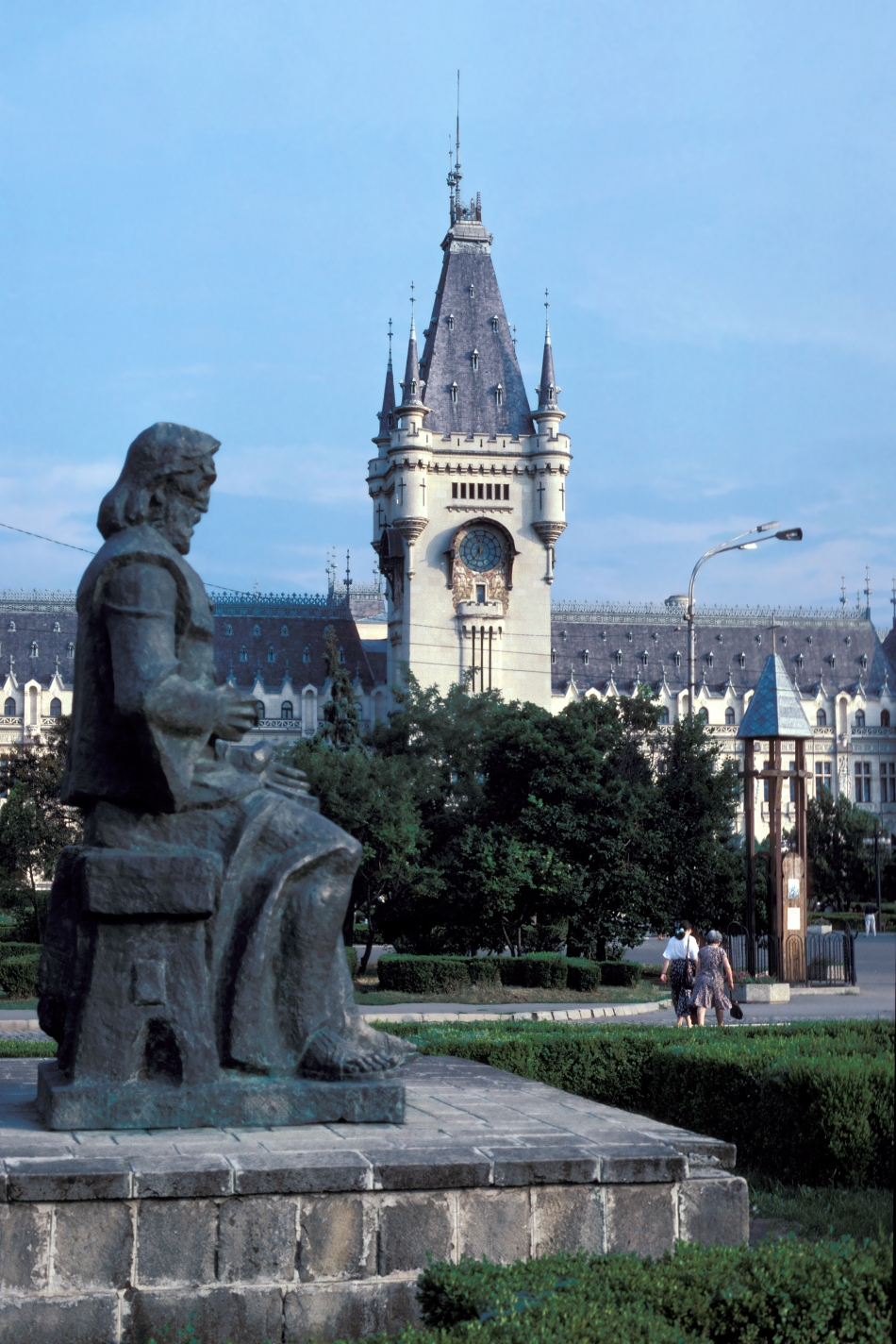 Din 1984 păşeşte aproape zilnic în turnul Palatului Culturii, pentru a veghea asupra ceasului de acolo, unul dintre ceasurile mecanice din turnuri care a funcţionat aproape fără oprire din 1925, când a arătat pentru prima dată ora exactă.