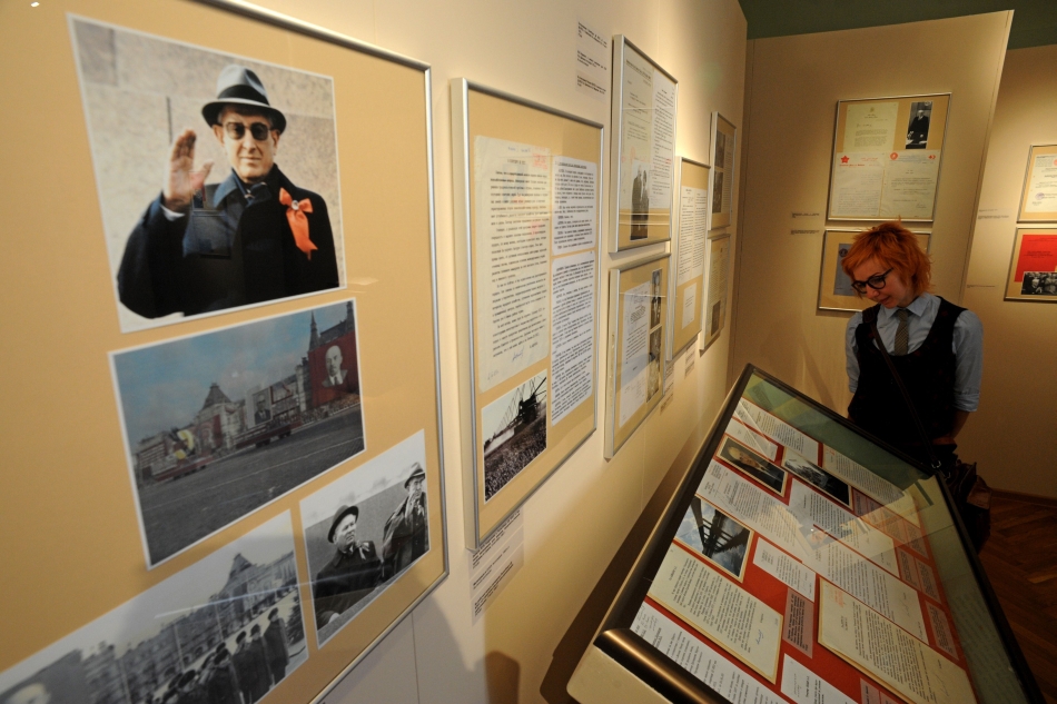 Expoziţia, deschisă până în luna august, prezintă doar documente oficiale, fără niciun comentariu, iar pereţii sunt împodobiţi cu citate ale lui Andropov în care sunt denunţate 