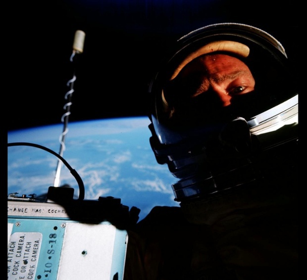 Buzz Aldrin a realizat în 1966 primul „selfie spaţial”