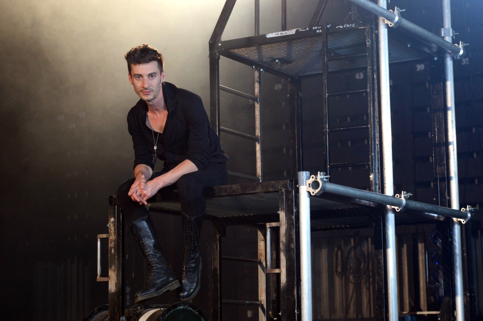 A fost nevoie probabil de îndrăzneala unui tânăr regizor - 28 de ani la debutul proiectului, 32 de ani în prezent - pentru a monta această piesă de teatru