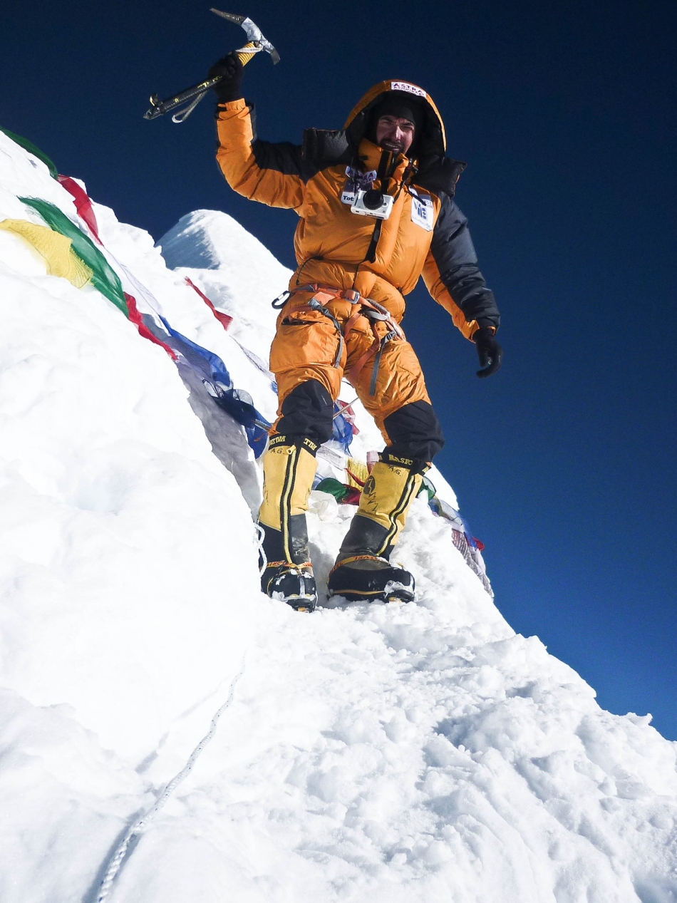 Alex pe varful Manaslu (8156m, 2011), de Richard Hidalgo