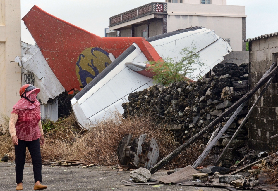 Un avion ATR 72-500 al companiei taiwaneze TransAsia Airways s-a prăbuşit pe insula Penghu, în largul coastei occidentale a Taiwanului. Patruzeci şi opt de persoane au murit în accident, iar zece au supravieţuit.