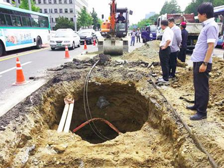 Găuri apărute inexplicabil pe străzile din Seul