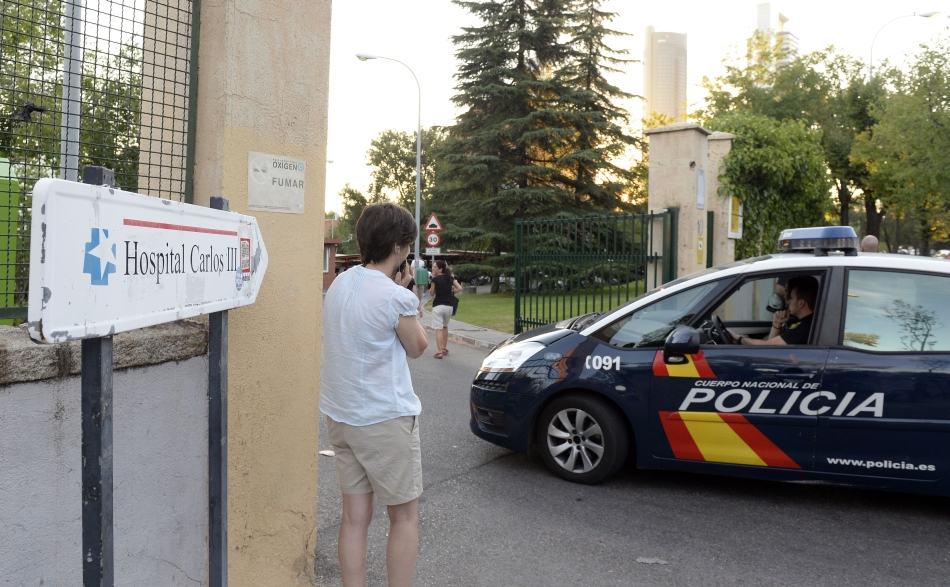 Miguel Pajares Martin, prima persoană infectată cu acest virus care a fost repatriată în Europa, va fi transportat la baza aeriană din Torrejon de Ardoz, în apropiere de Madrid, în secţia de boli infecţioase a spitalului Carlos al III-lea din Madrid.