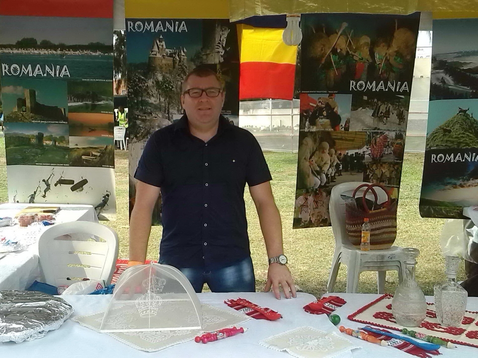 Gabriel Vitelar pozeaza intr-un cort al organizatiei pentru care lucreaza ca voluntar, in Nigeria.