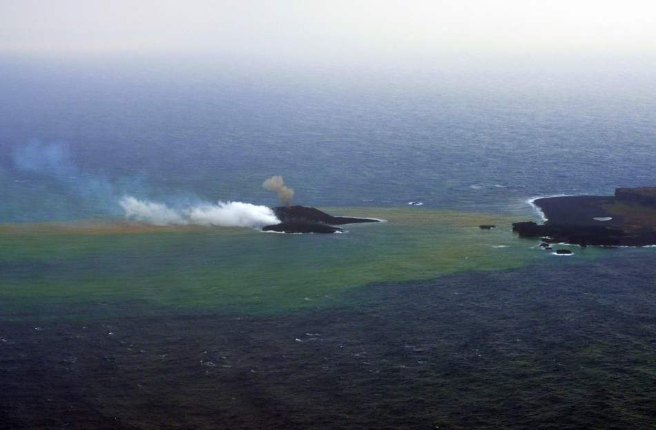 Această insulă situată în Pacific la 1.000 de kilometri sud de Tokyo se prezenta în primele zile sub formă aproximativ ovală cu o lungime de 400 de metri şi o lăţime de 200 de metri. Dar ea a sfârşit prin a se lipi de insula nelocuită Nishinoshima aparţinând micului arhipelag Ogasawara şi ansamblul, care continuă să se extindă, acoperă în prezent 1,26 de kilometri pătraţi.