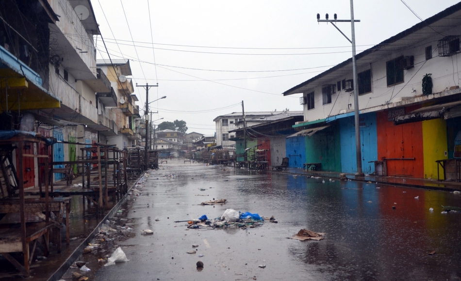 Cei 75.000 de locuitori din West Point au constatat miercuri dimineaţă că forţele de securitate au primit ordin să instituie carantina în cartier, ceea ce înseamnă că nici un locuitor nu avea voie să părăsească acest perimetru situat în apropiere de coasta Atlanticului. 