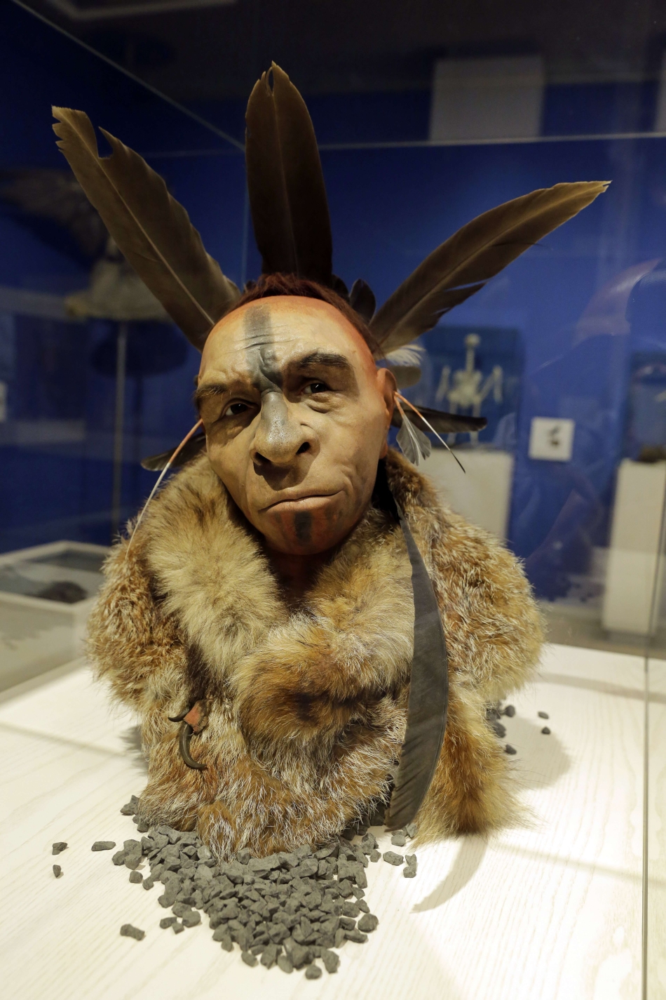 „El Neandertal Emplumado” este reconstituirea ştiinţifică a feţei unui om de Neanderthal care a trăit acum 50.000 de ani realizată de cercetătorul italian Fabio Fogliazza. Reconstituirea a fost fotografiată în expoziţia „Cambio de Imagen” prezentată la Muzeul Evoluţiei Umane din Burgos