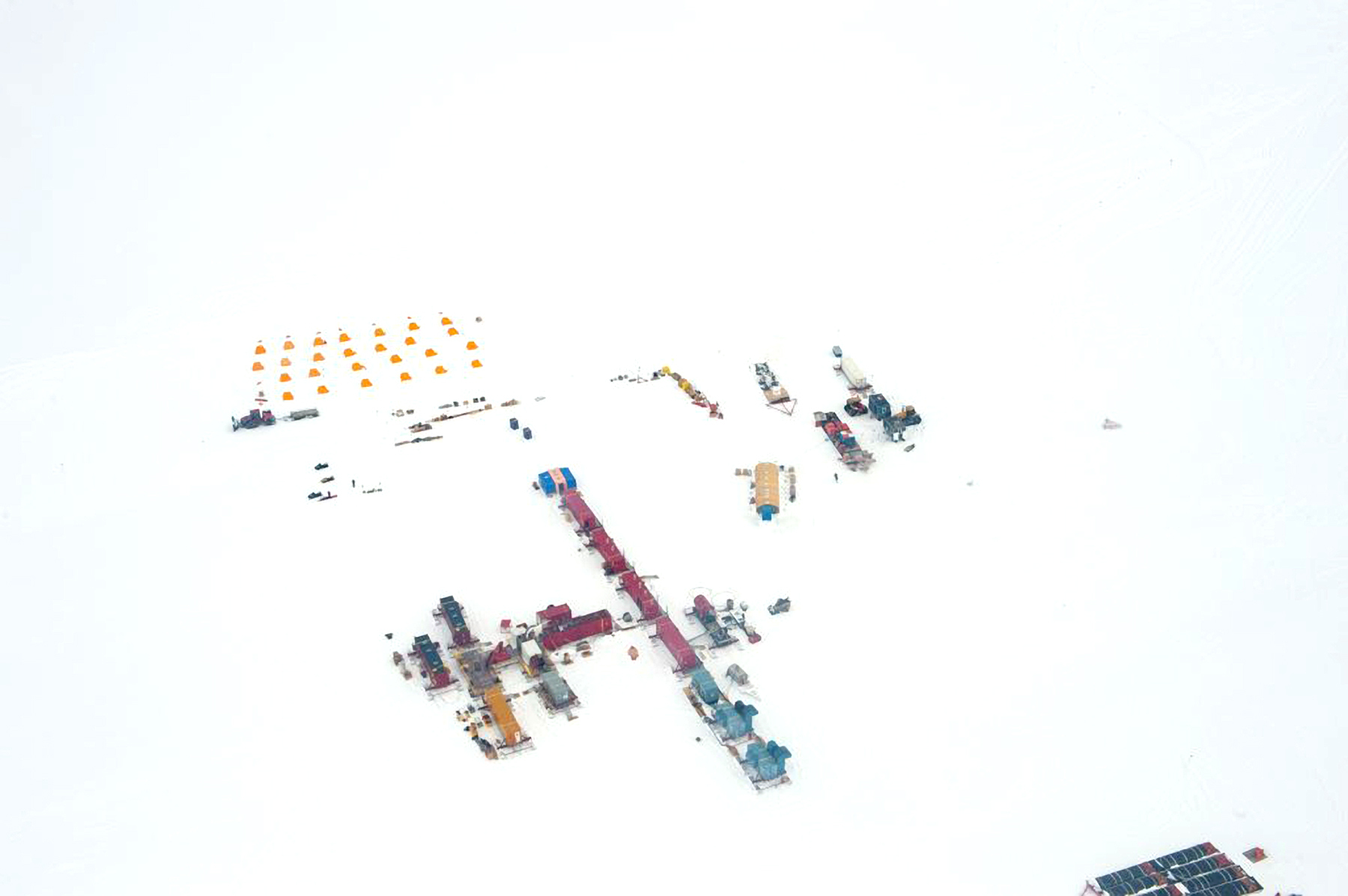 Tabăra cercetătorilor fotografiată din aer