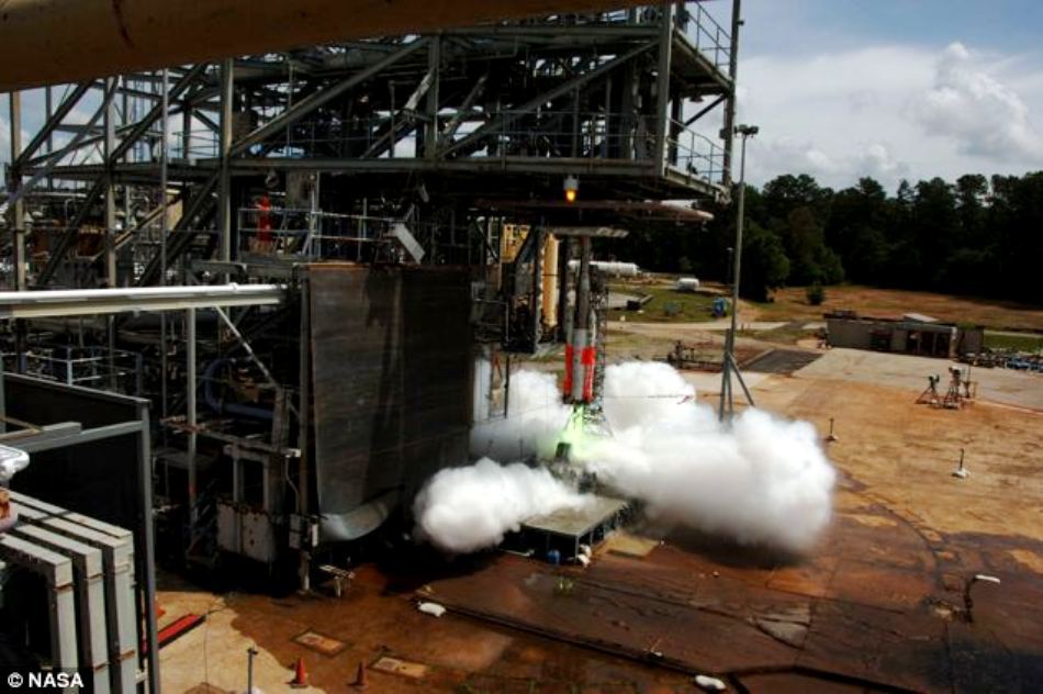 NASA testează un model cât 5% din mărimea reală a SLS, pentru a studia problema zgomotului produs de motoare.
