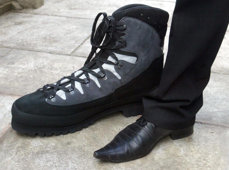 Un pantof mărimea 62 alături de un pantof mărimea 42