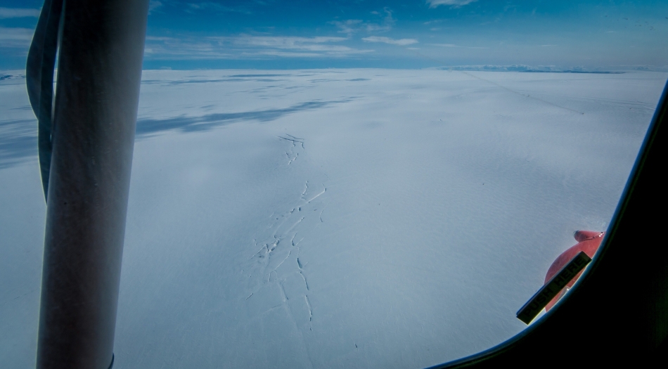 Bardarbunga, un vulcan imens, aflat sub cel mai mare gheţar din ţară, cu o altitudine de până la 2.000 de metri, este considerat destul de periculos pentru a ameninţa, în cazul unei erupţii, traficul aerian din nordul Europei şi Atlanticul de nord, ca Vulcanul Eyjafjallajökull, în 2010.