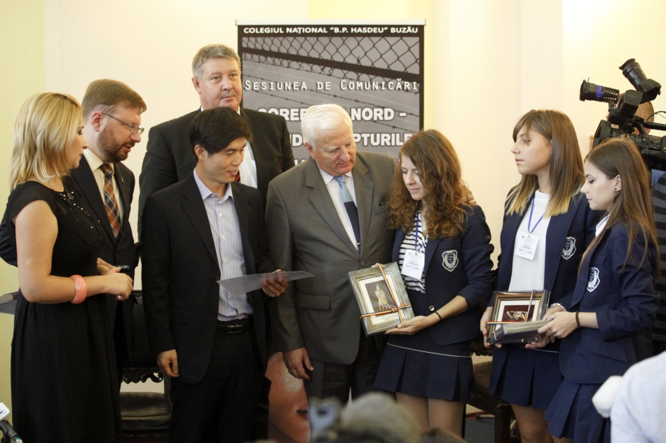 Coreeanul Shin Dong-Hyuk, nascut si evadat dintr-un lagar din Coreea de Nord si Greg Scarlatoiu (S2), presedintele 