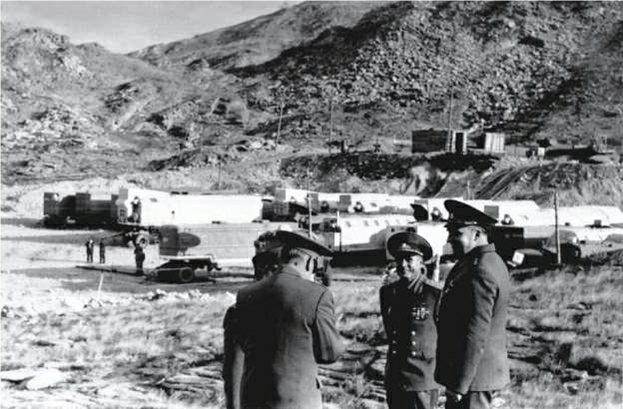 Ofiţeri URSS la Poligon, înainte de realizarea unor teste