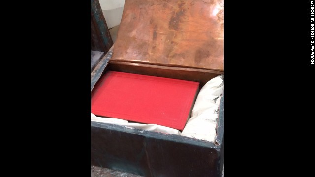 Cutiuţa în care au fost ascunse obiectele