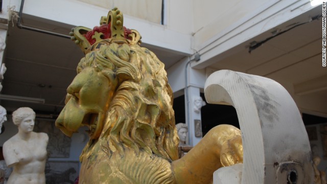 Statuia leului, unde a fost ascunsă cutia