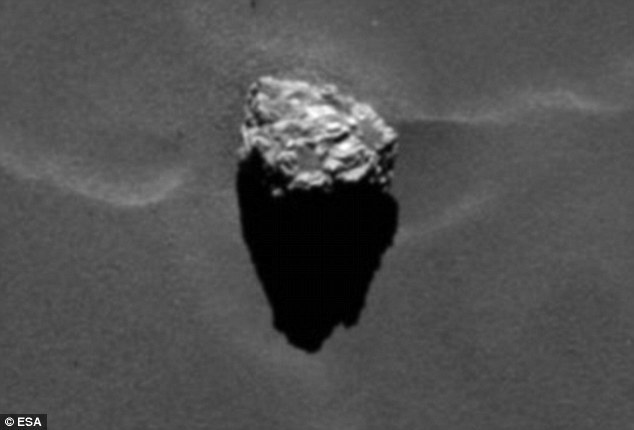 Detaliu cu „piramida” footgrafiată de Rosettta