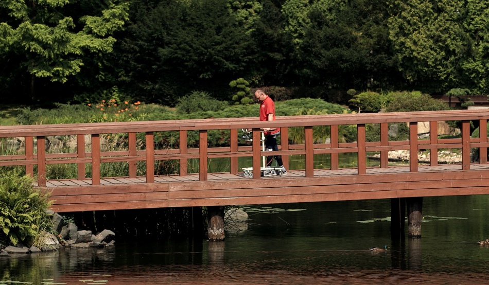 După aproximativ 4 luni de la operaţie, timp în care a urmat un program de fizioterapie susţinut, Darek Fidyka a putut merge cu ajutorul cadrului.